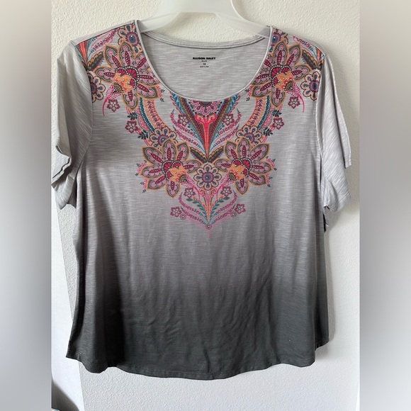 Allison Daley Tops - Allison Daley Gray Graphic Short Sleeve T-Shirt
